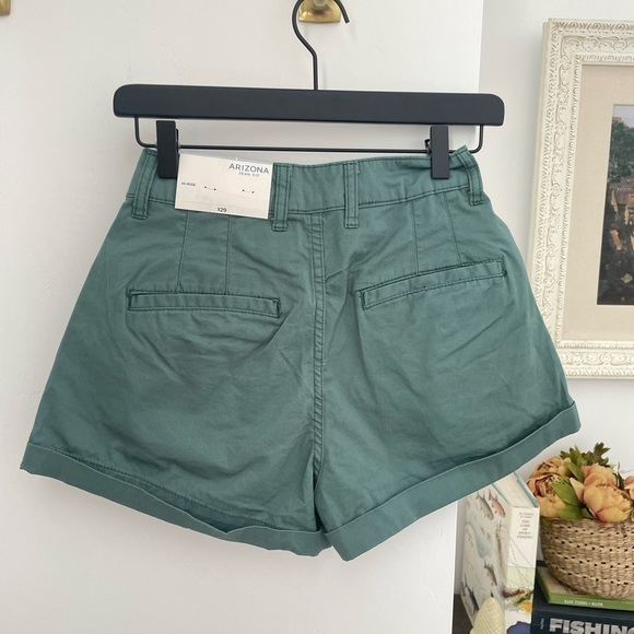 NWT Arizona Jeans Co. High Rise Silver Green Khaki Shorts junior 5 pleated - Picture 6 of 8
